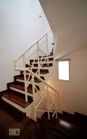 Casa à venda com 250m², 4 quartos e 1 vagaEscadas