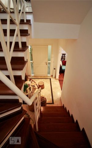 Casa à venda com 250m², 4 quartos e 1 vagaEscadas