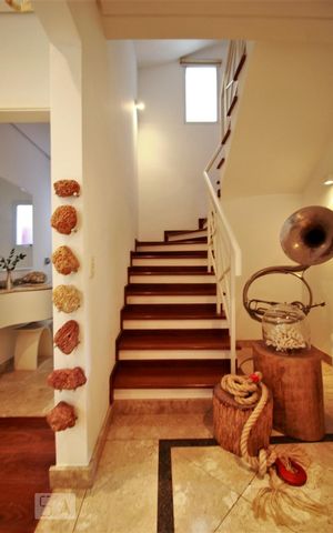Casa à venda com 250m², 4 quartos e 1 vagaEscadas