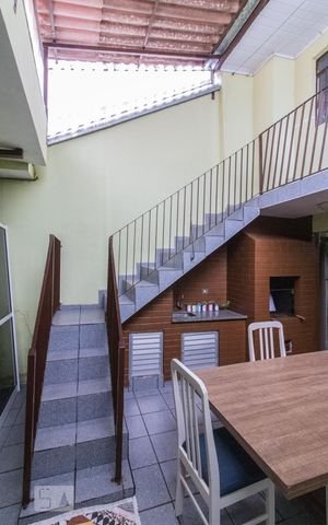 Casa à venda com 160m², 4 quartos e 2 vagas Casa à venda com 160m², 4 quartos e 2 vagasAcesso ao segundo piso