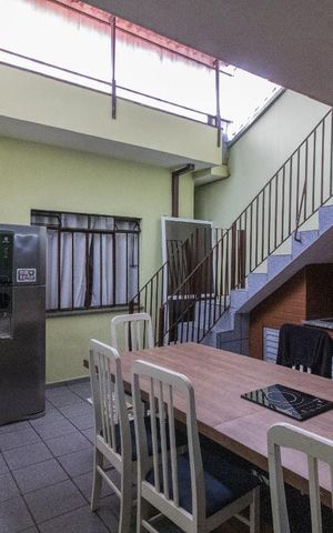 Casa à venda com 160m², 4 quartos e 2 vagas Casa à venda com 160m², 4 quartos e 2 vagasÁrea externa