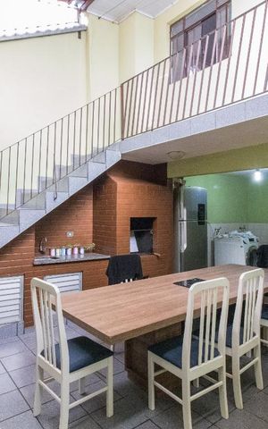 Casa à venda com 160m², 4 quartos e 2 vagas Casa à venda com 160m², 4 quartos e 2 vagasÁrea externa