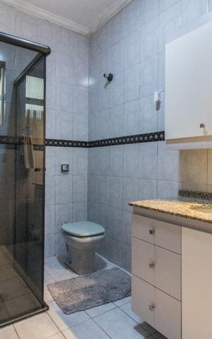 Casa à venda com 160m², 4 quartos e 2 vagas Casa à venda com 160m², 4 quartos e 2 vagasBanheiro social