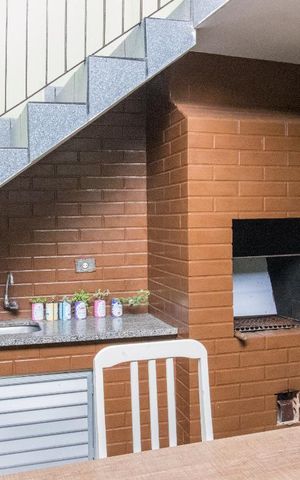 Casa à venda com 160m², 4 quartos e 2 vagas Casa à venda com 160m², 4 quartos e 2 vagasChurrasqueira
