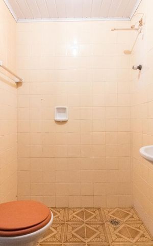 Casa à venda com 160m², 4 quartos e 2 vagas Casa à venda com 160m², 4 quartos e 2 vagasBanheiro - casa dos fundos