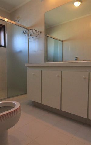 Casa à venda com 570m², 4 quartos e 3 vagasBanheiro da suíte 1