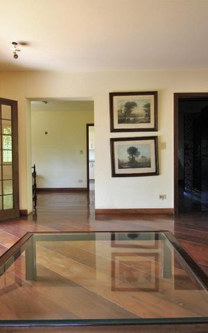 Casa à venda com 570m², 4 quartos e 3 vagasSala
