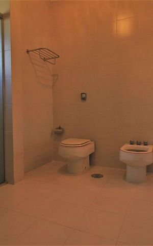 Casa à venda com 570m², 4 quartos e 3 vagasBanheiro da suíte 2