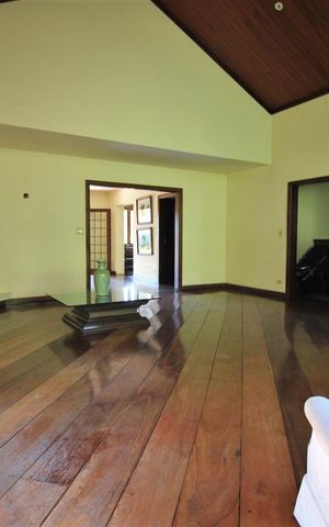 Casa à venda com 570m², 4 quartos e 3 vagasSala