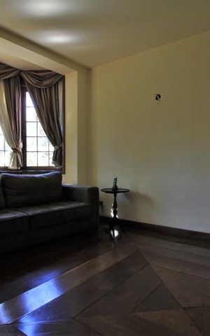 Casa à venda com 570m², 4 quartos e 3 vagasSala