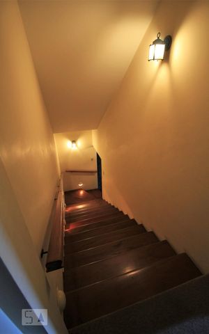 Casa à venda com 570m², 4 quartos e 3 vagasEscadas