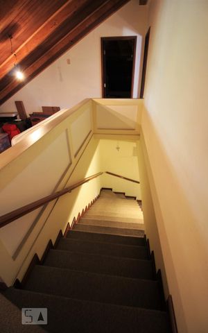 Casa à venda com 570m², 4 quartos e 3 vagasEscadas