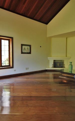 Casa à venda com 570m², 4 quartos e 3 vagasSala