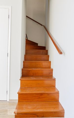 Apartamento à venda com 43m², 1 quarto e 1 vaga Apartamento à venda com 43m², 1 quarto e 1 vagaEscada