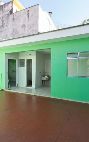 Casa para alugar com 400m², 3 quartos e 2 vagasFundos