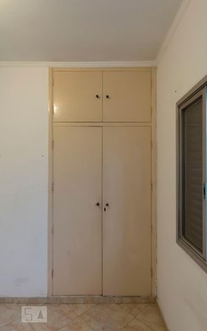 Casa para alugar com 400m², 3 quartos e 2 vagasQuarto 1 (Armários)