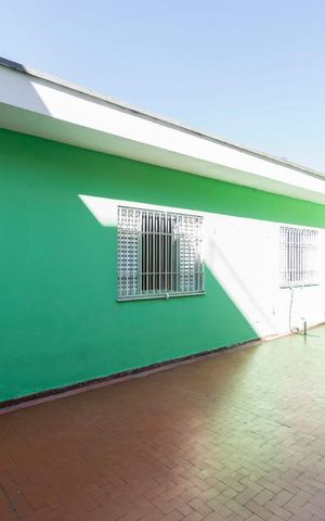 Casa para alugar com 400m², 3 quartos e 2 vagasFundos