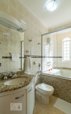 Casa à venda com 277m², 3 quartos e 4 vagas Casa à venda com 277m², 3 quartos e 4 vagasBanheiro da Suite