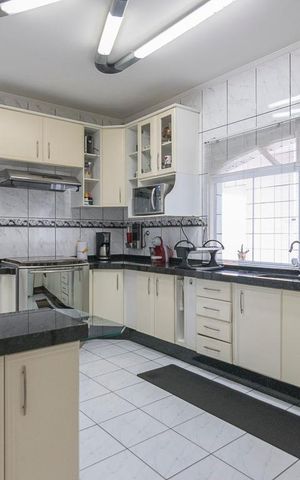 Casa à venda com 277m², 3 quartos e 4 vagas Casa à venda com 277m², 3 quartos e 4 vagasCozinha