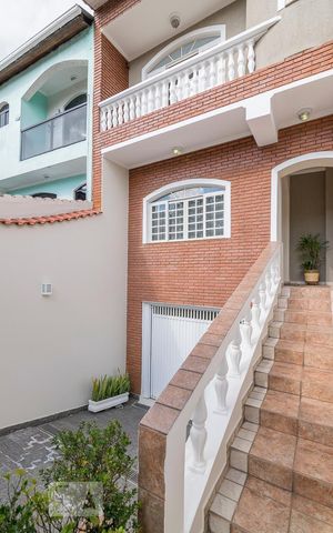 Casa à venda com 277m², 3 quartos e 4 vagas Casa à venda com 277m², 3 quartos e 4 vagasFachada