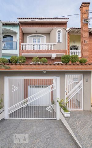 Casa à venda com 277m², 3 quartos e 4 vagas Casa à venda com 277m², 3 quartos e 4 vagasFachada