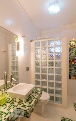 Casa à venda com 277m², 3 quartos e 4 vagas Casa à venda com 277m², 3 quartos e 4 vagasBanheiro