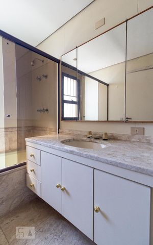 Apartamento à venda com 270m², 4 quartos e 3 vagasBanheiro da Suíte 1