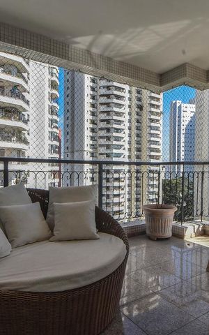 Apartamento para alugar com 370m², 4 quartos e 5 vagas Apartamento para alugar com 370m², 4 quartos e 5 vagasVaranda