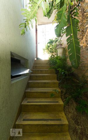 Casa à venda com 225m², 3 quartos e 2 vagas Casa à venda com 225m², 3 quartos e 2 vagasEscada