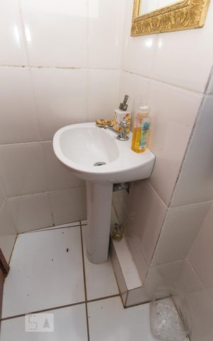 Casa à venda com 225m², 3 quartos e 2 vagas Casa à venda com 225m², 3 quartos e 2 vagasDetalhe do banheiro de serviço