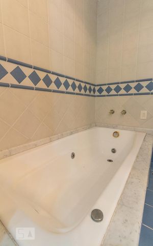 Casa de condomínio para alugar com 367m², 4 quartos e 3 vagas Casa de condomínio para alugar com 367m², 4 quartos e 3 vagasBanheiro - Suíte Master