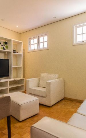 Casa de condomínio para alugar com 367m², 4 quartos e 3 vagas Casa de condomínio para alugar com 367m², 4 quartos e 3 vagasSala de TV
