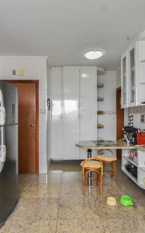 Apartamento à venda com 340m², 4 quartos e 2 vagas Apartamento à venda com 340m², 4 quartos e 2 vagasCozinha