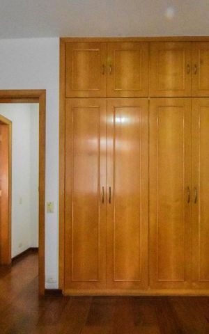 Apartamento à venda com 340m², 4 quartos e 2 vagas Apartamento à venda com 340m², 4 quartos e 2 vagasQuarto 02