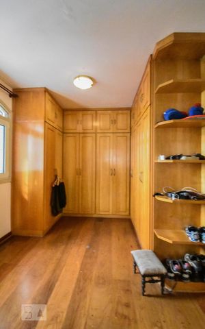 Apartamento à venda com 340m², 4 quartos e 2 vagas Apartamento à venda com 340m², 4 quartos e 2 vagasCloset