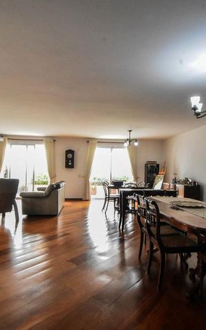 Apartamento à venda com 340m², 4 quartos e 2 vagas Apartamento à venda com 340m², 4 quartos e 2 vagasSala de Jantar