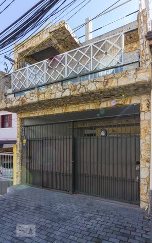 Casa à venda com 250m², 4 quartos e 2 vagasFachada