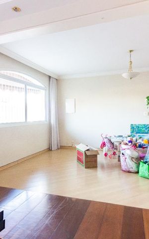 Casa à venda com 250m², 3 quartos e 4 vagas