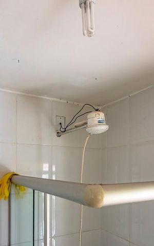 Casa à venda com 280m², 5 quartos e 3 vagasBanheiro da Casa de Fundos