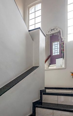 Casa à venda com 280m², 5 quartos e 3 vagasEscada