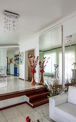 Casa à venda com 280m², 5 quartos e 3 vagasSala