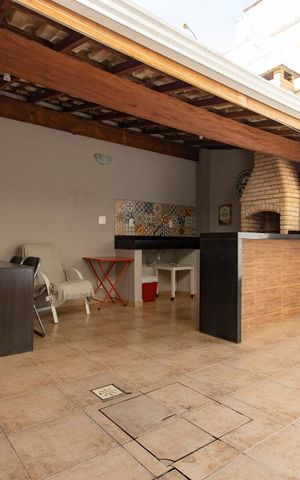Casa à venda com 130m², 3 quartos e 2 vagas Casa à venda com 130m², 3 quartos e 2 vagasFundos - Churrasqueira