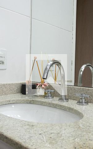 Apartamento à venda com 81m², 2 quartos e 2 vagasBanheiro da Suíte