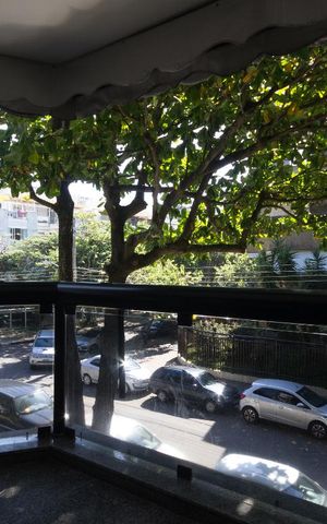Apartamento à venda com 250m², 3 quartos e 3 vagas Apartamento à venda com 250m², 3 quartos e 3 vagasVaranda da Suíte 2