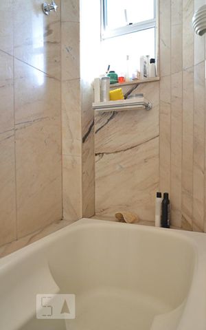 Apartamento à venda com 212m², 2 quartos e 2 vagasBanheiro da Suíte