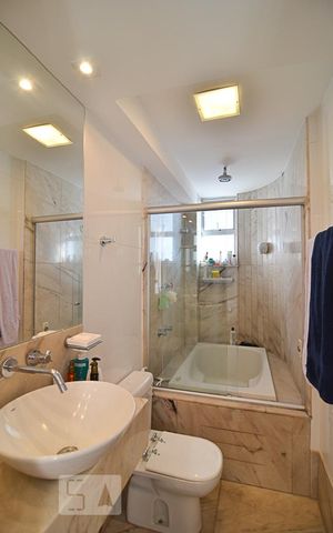 Apartamento à venda com 212m², 2 quartos e 2 vagasBanheiro da Suíte