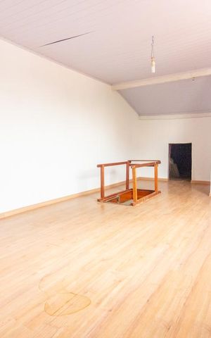 Casa à venda com 150m², 3 quartos e 3 vagas Casa à venda com 150m², 3 quartos e 3 vagasSótão