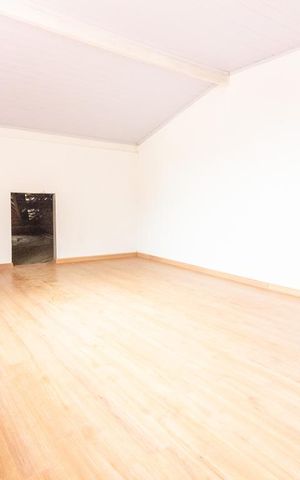 Casa à venda com 150m², 3 quartos e 3 vagas Casa à venda com 150m², 3 quartos e 3 vagasSótão