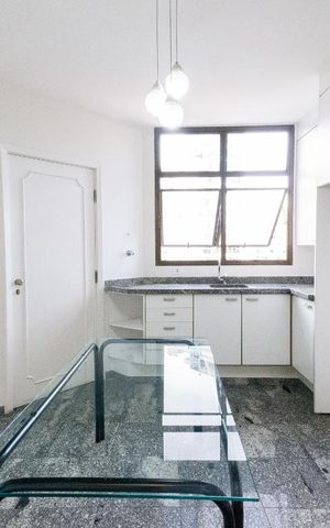 Apartamento à venda com 420m², 4 quartos e 4 vagas Apartamento à venda com 420m², 4 quartos e 4 vagasCopa