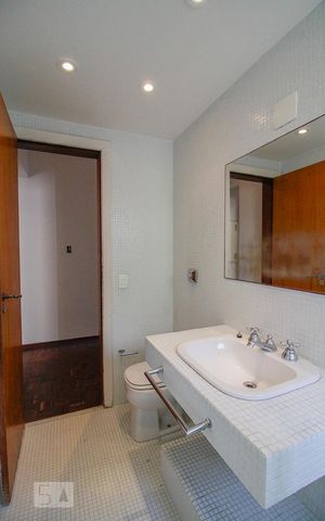 Apartamento à venda com 199m², 4 quartos e 4 vagas Apartamento à venda com 199m², 4 quartos e 4 vagasBanheiro